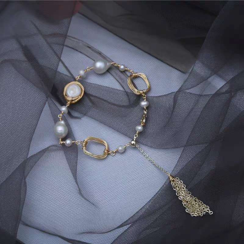 Baroque Pearl Bracelet: A Dance of Gold and Grace