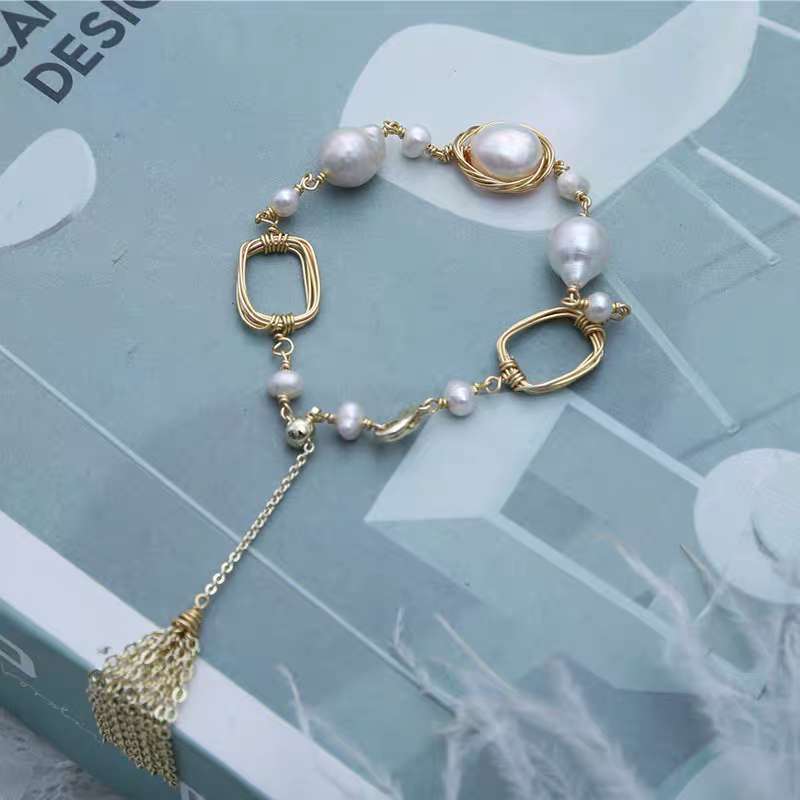 Baroque Pearl Bracelet: A Dance of Gold and Grace