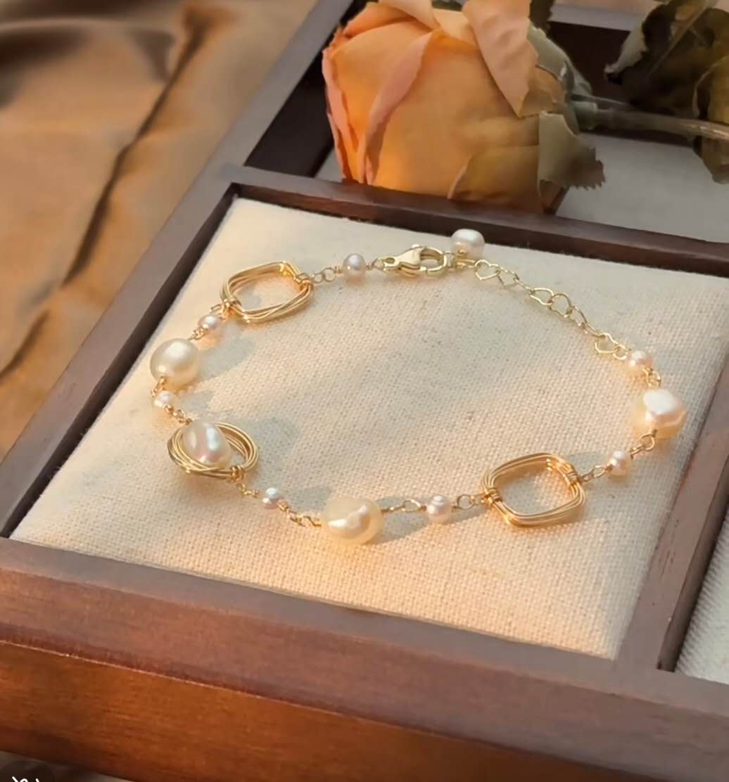 Baroque Pearl Bracelet: Elegance in Simplicity