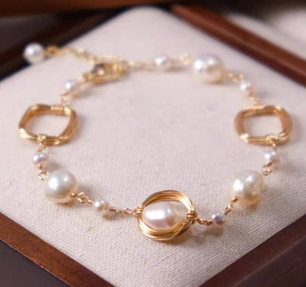 Baroque Pearl Bracelet: Elegance in Simplicity