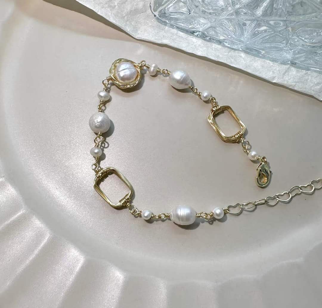 Baroque Pearl Bracelet: Elegance in Simplicity