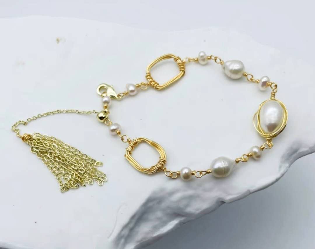 Baroque Pearl Bracelet: A Dance of Gold and Grace