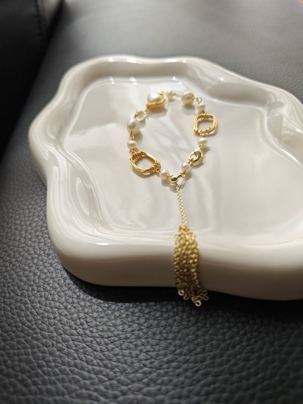 Baroque Pearl Bracelet: A Dance of Gold and Grace